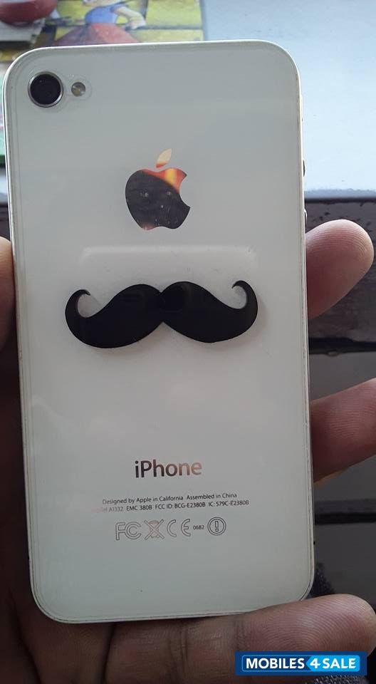 White Apple iPhone 4S