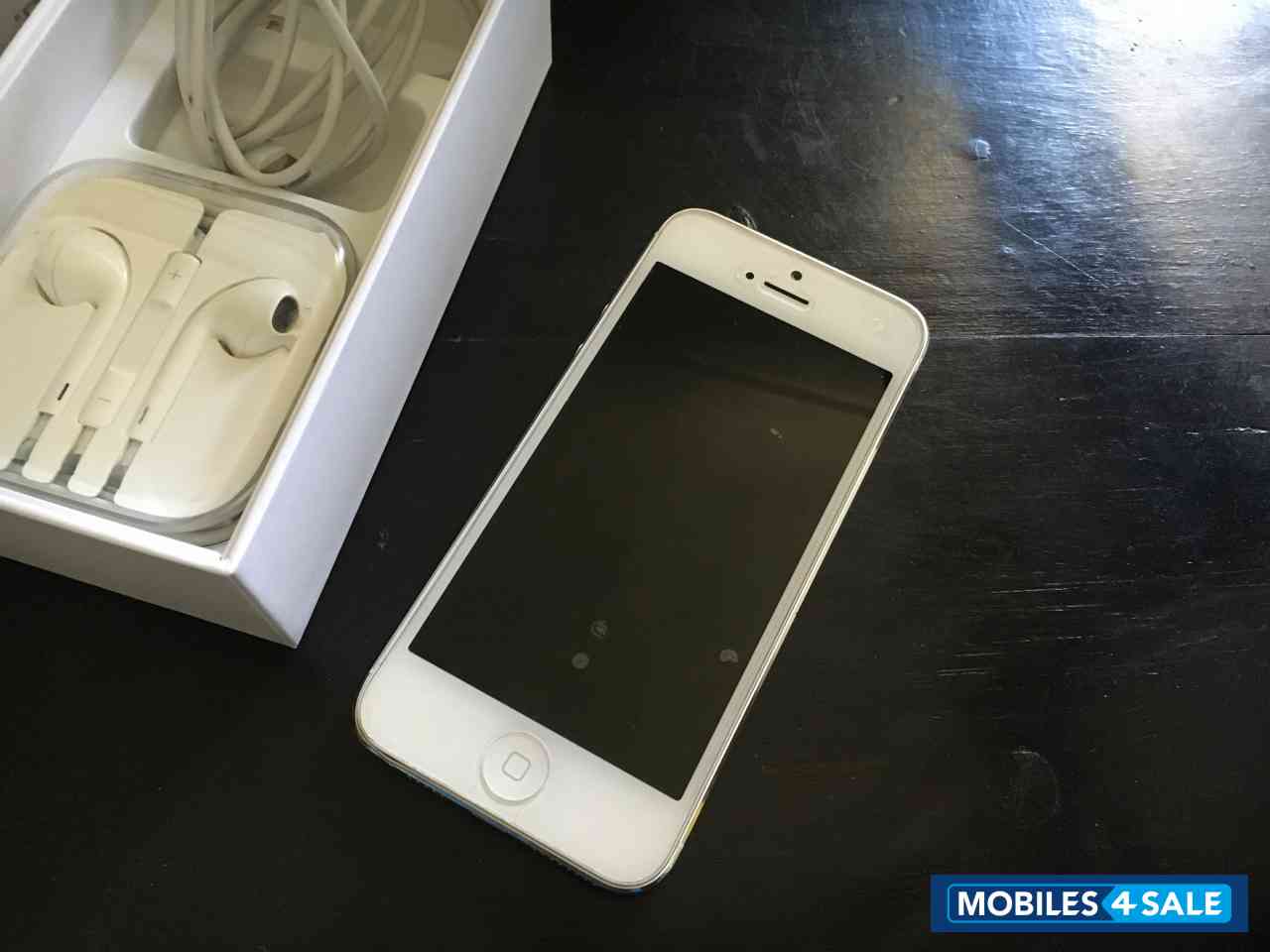 White Apple iPhone 5