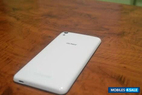 White Gionee Pioneer P5W