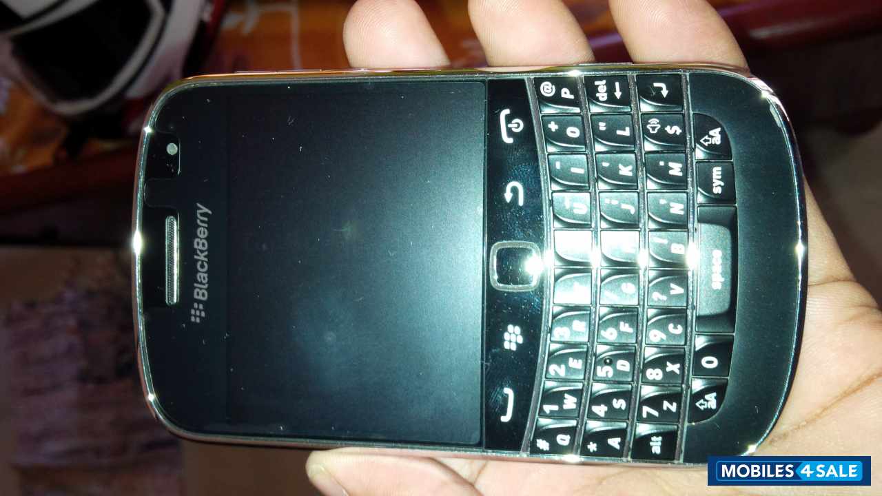 Black BlackBerry Bold 9930