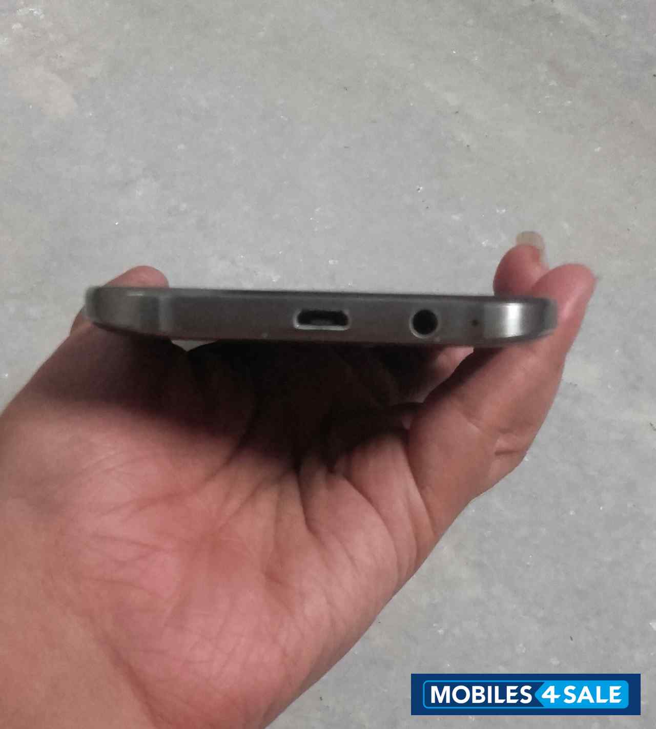 Black Samsung E-series SM E500H