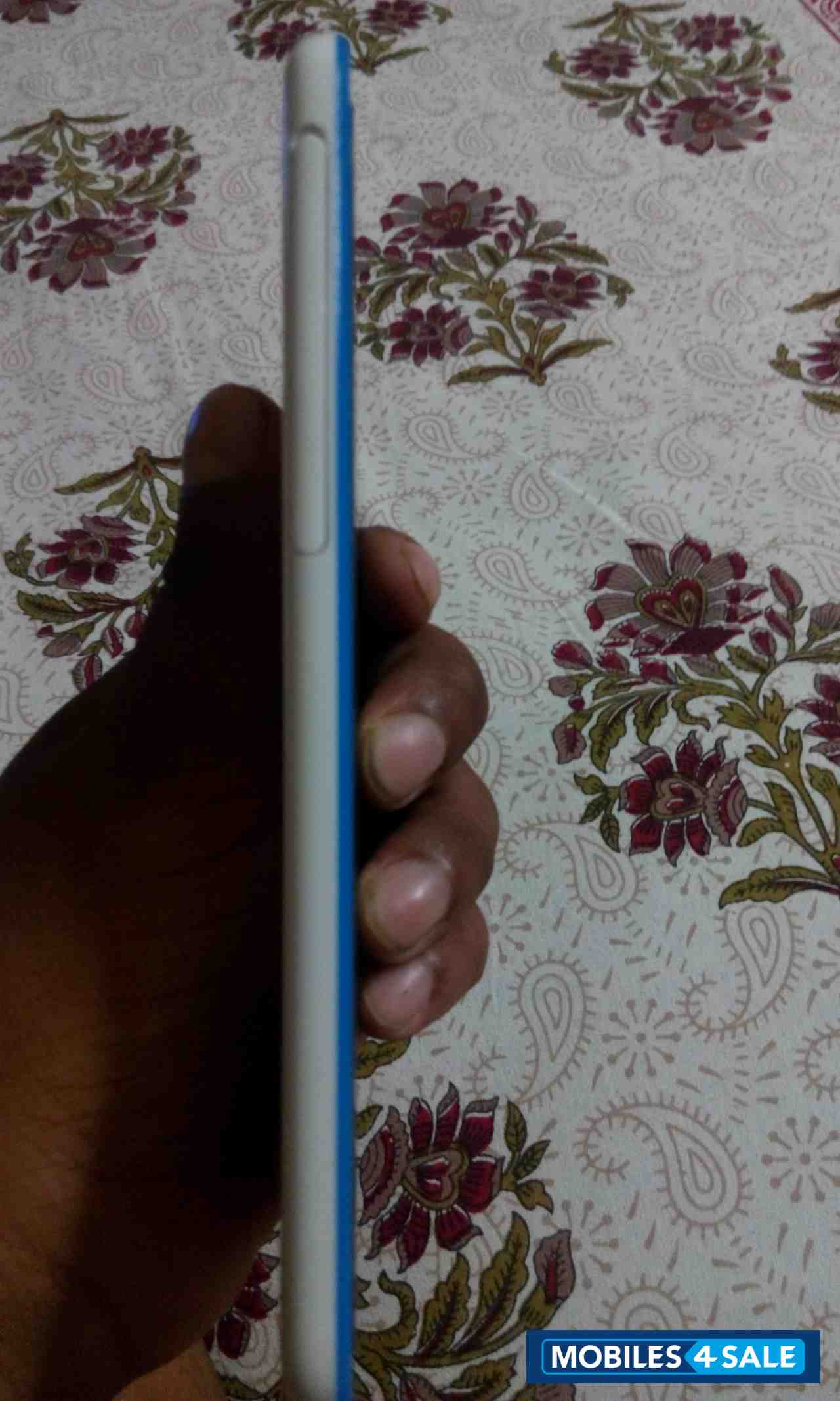 White HTC Desire 820Q