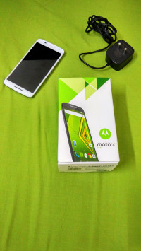 White Motorola  Moto X Play