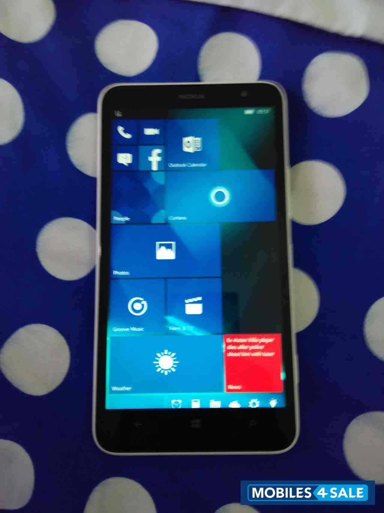 White Nokia Lumia 1320