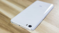 White Xiaomi Mi 5