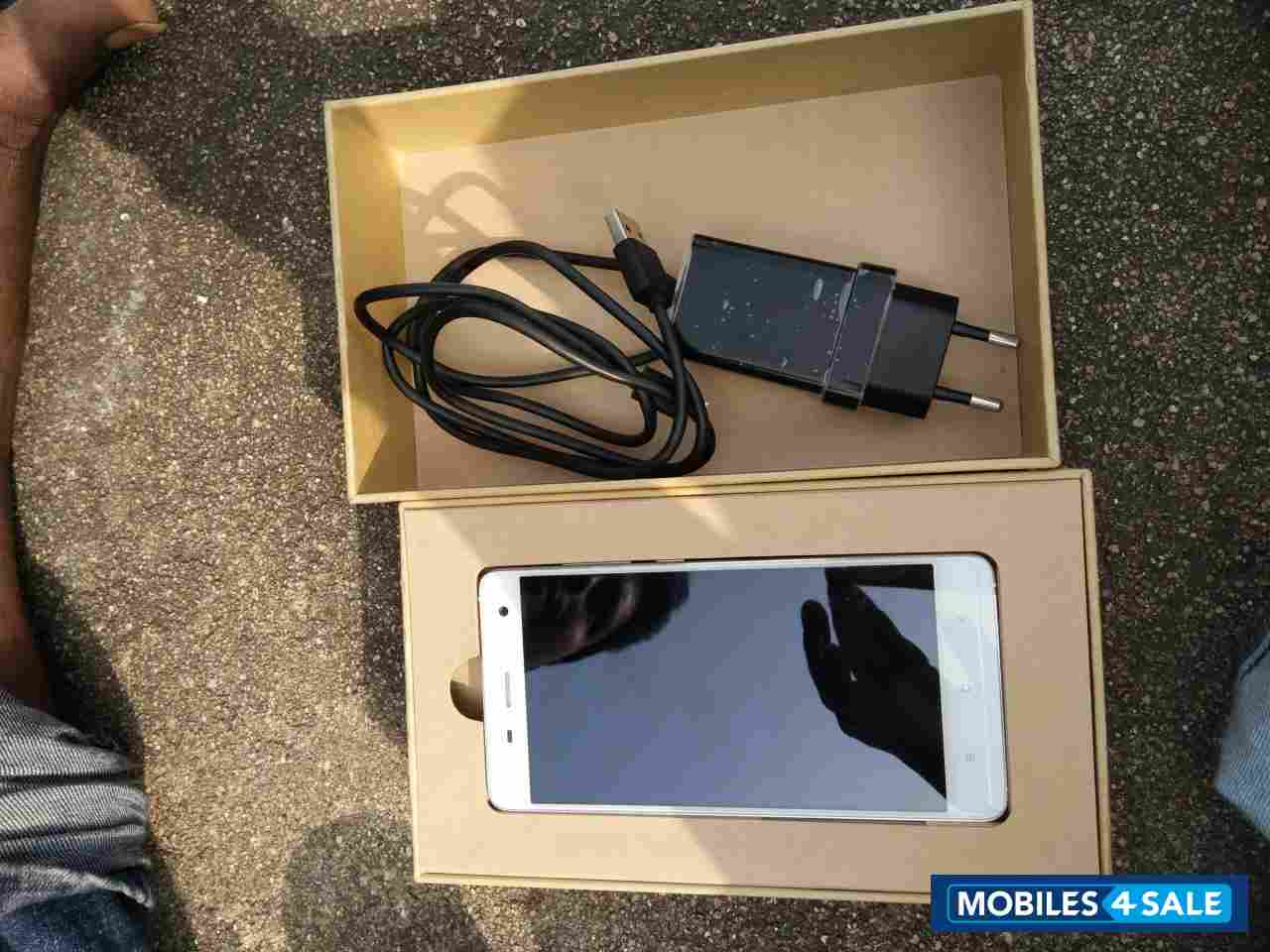 White Xiaomi MI-4