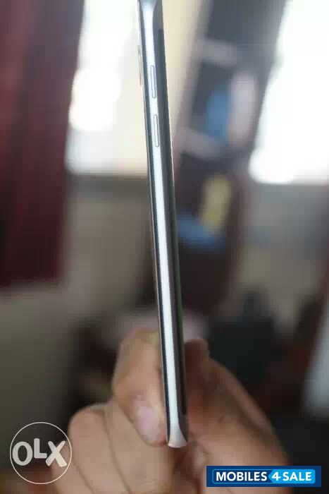 Silver Samsung Galaxy S7 Edge