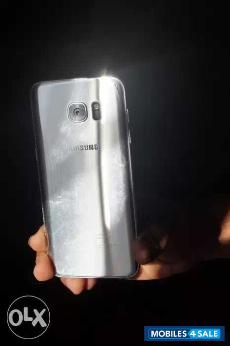 Silver Samsung Galaxy S7 Edge