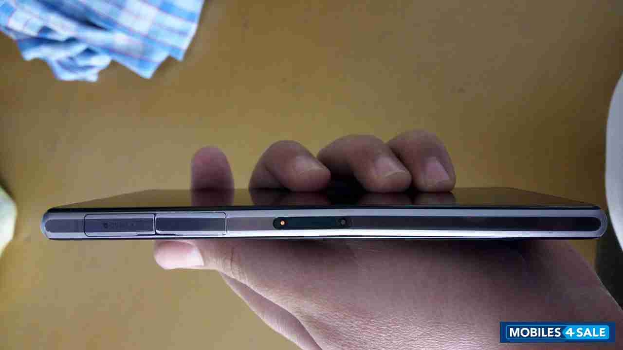 Black Sony Xperia Z1