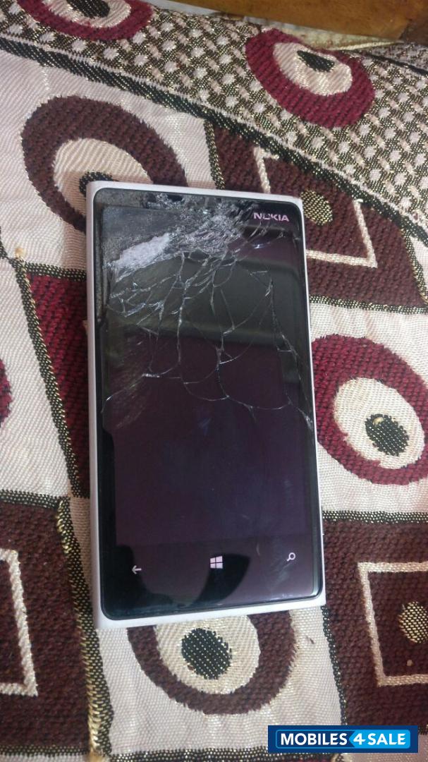 White Nokia Lumia 920