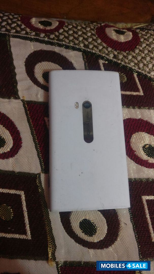 White Nokia Lumia 920