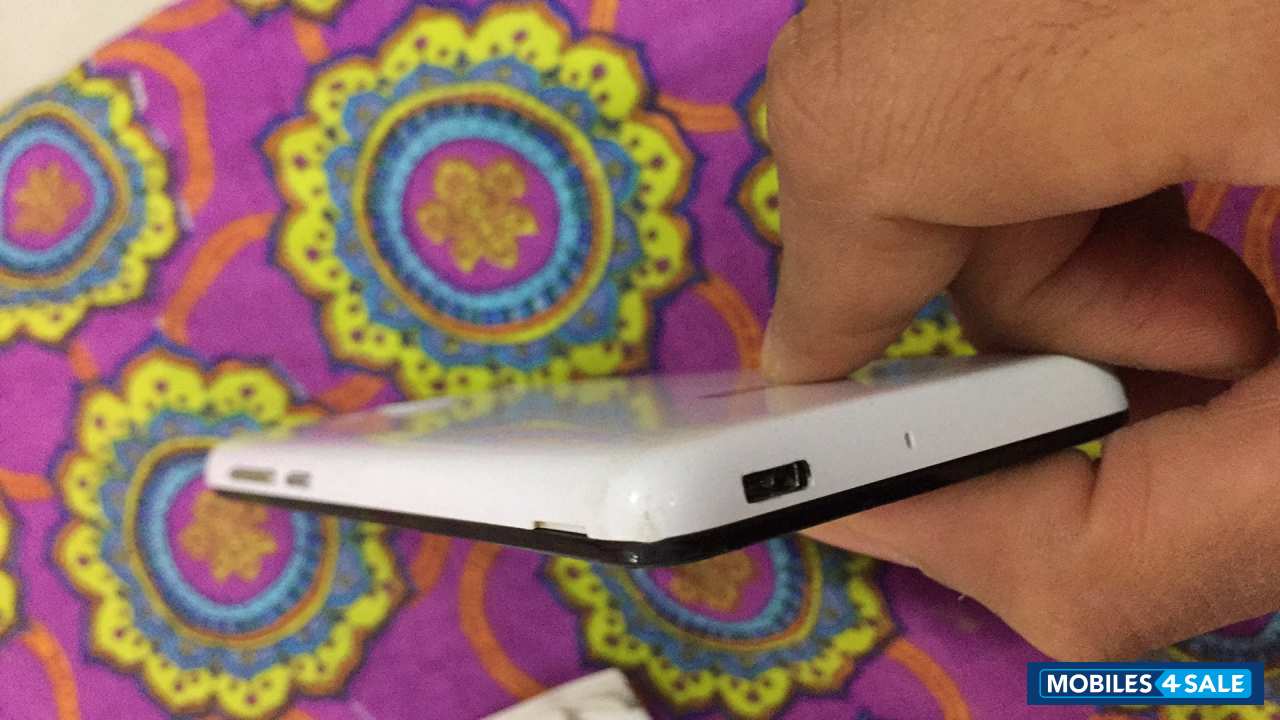 White Xiaomi Redmi 2 Prime