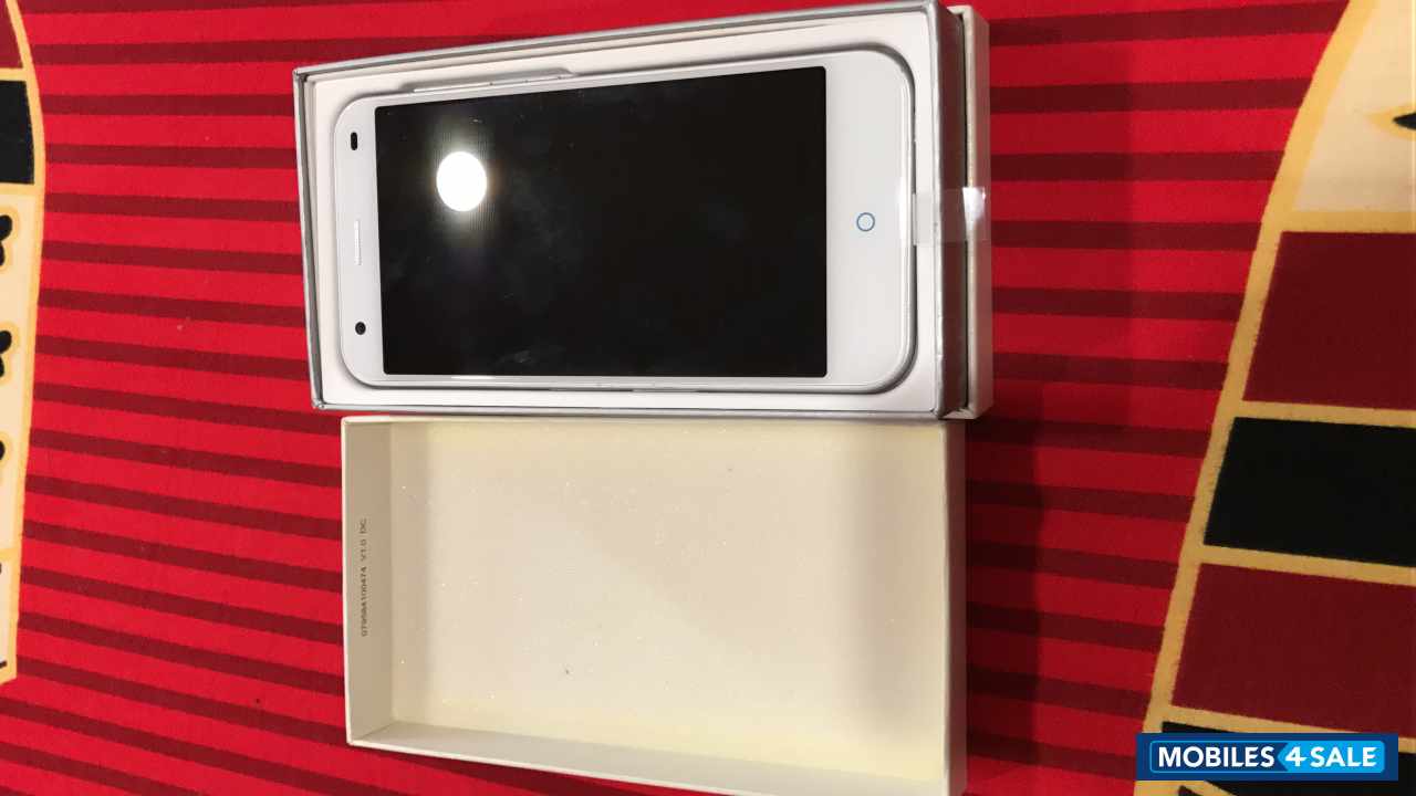 White ZTE Blade S6