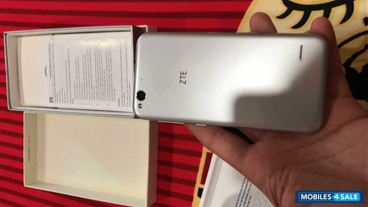 White ZTE Blade S6
