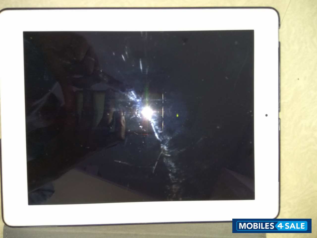 White Apple iPad4 Wi-Fi Cellular