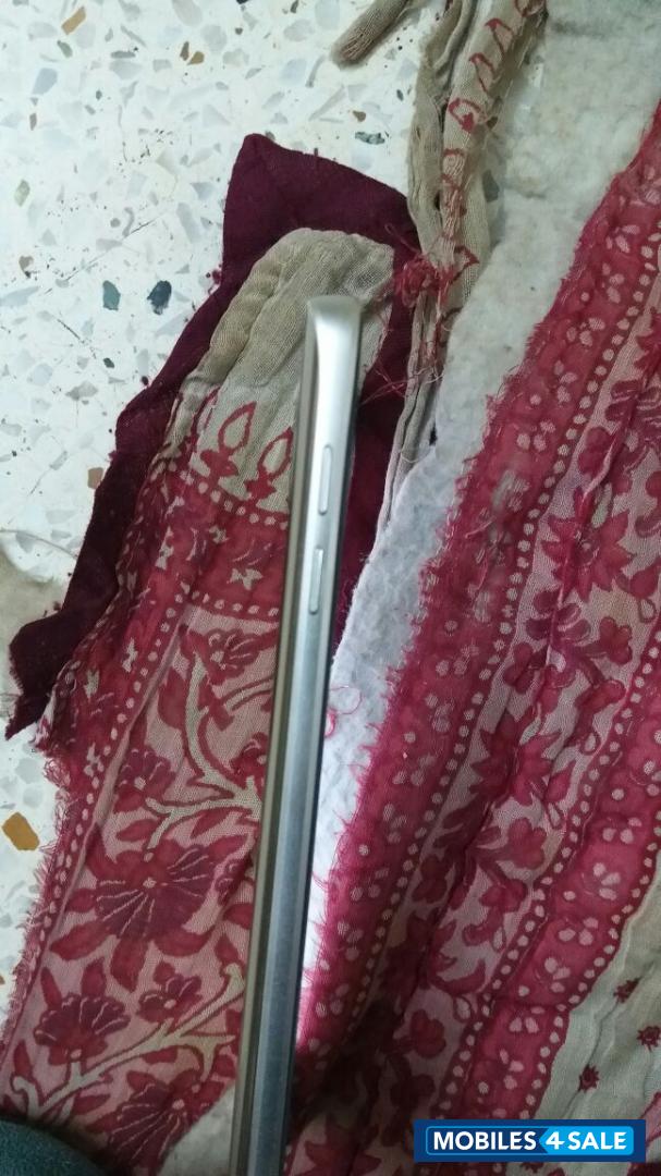 Gold Samsung Galaxy Note 5