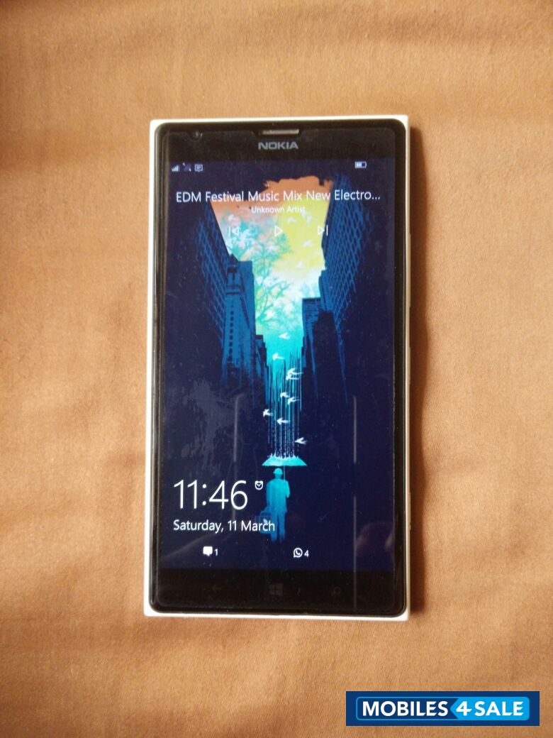 White Nokia Lumia 1520
