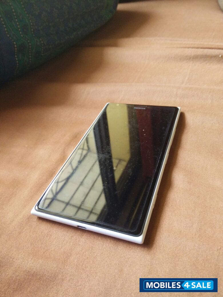 White Nokia Lumia 1520