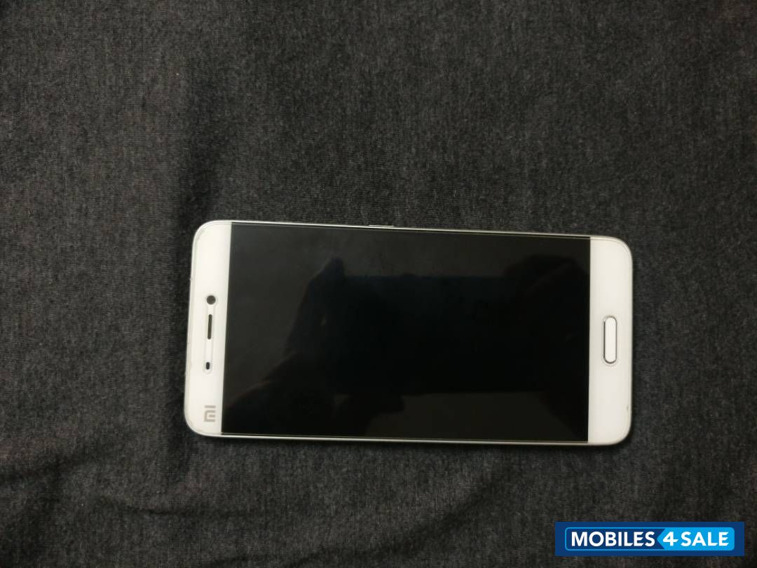 White Xiaomi Mi 5