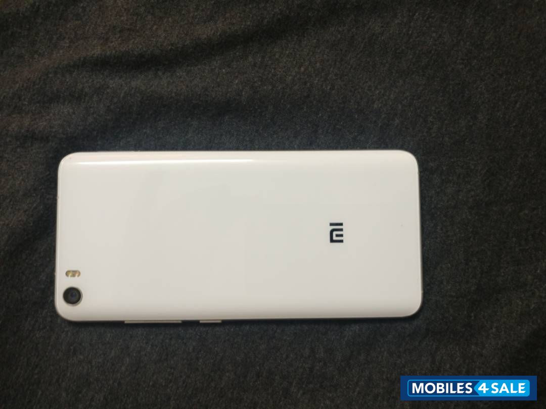 White Xiaomi Mi 5