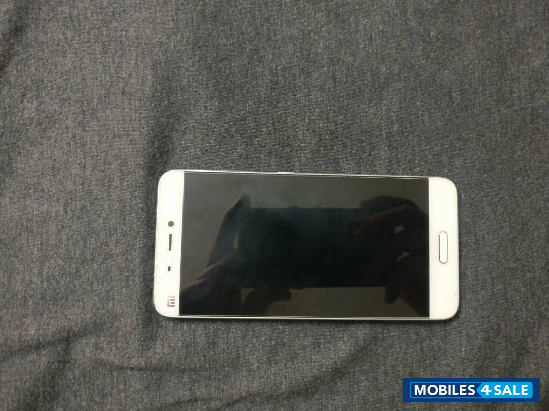 White Xiaomi Mi 5