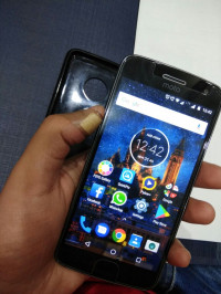 Gray Motorola Moto G5 Plus