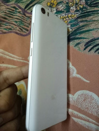 White Xiaomi Mi 5