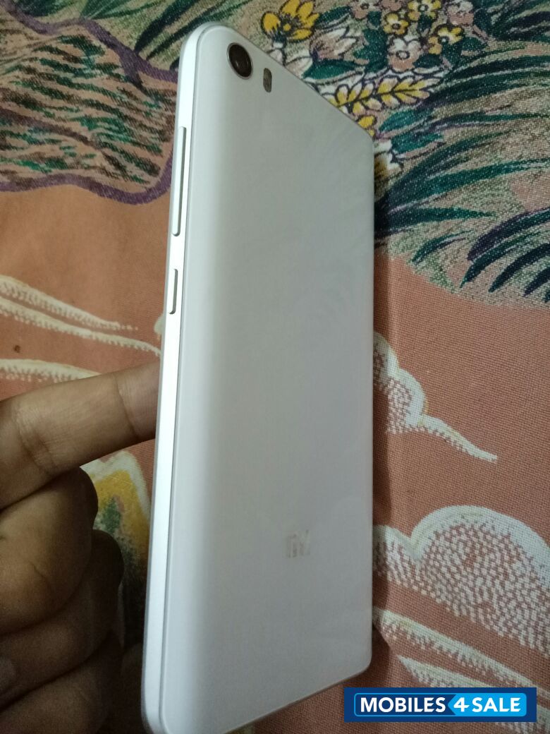 White Xiaomi Mi 5