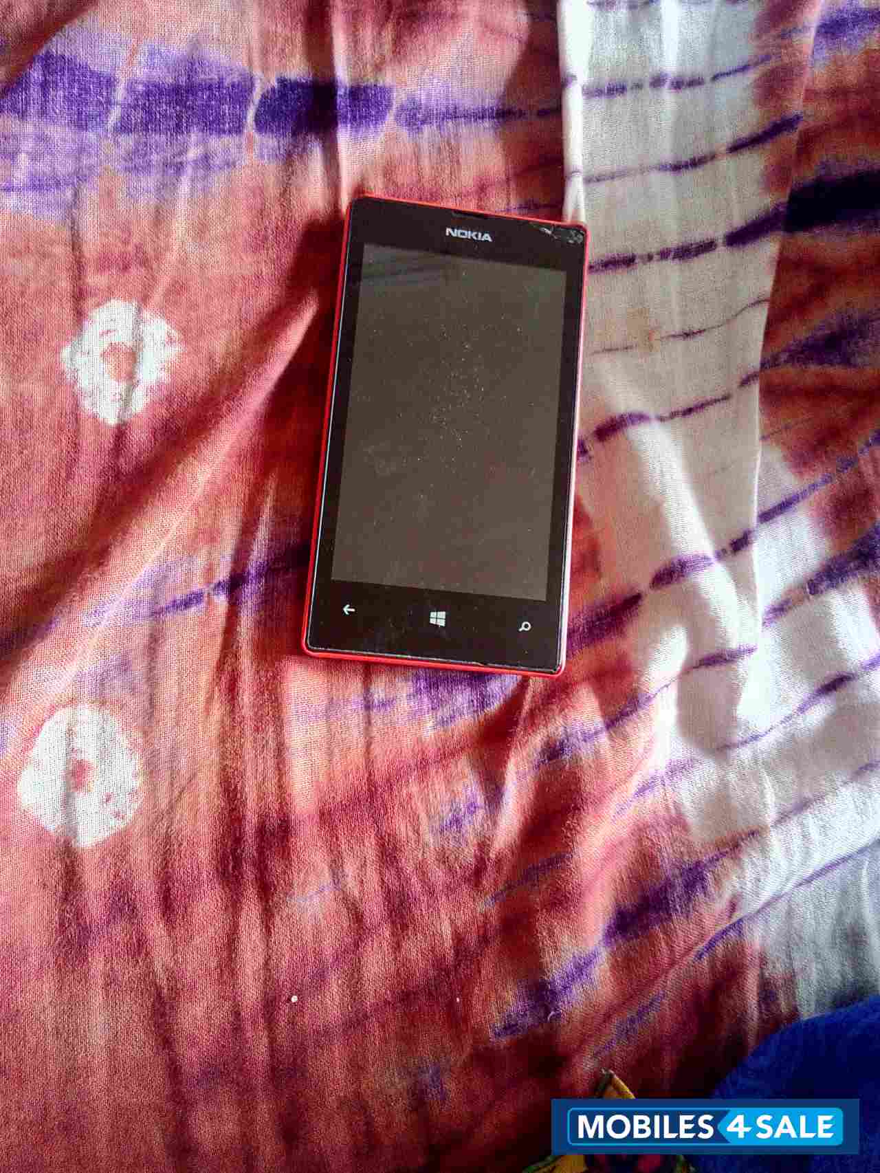 Red Nokia Lumia 520