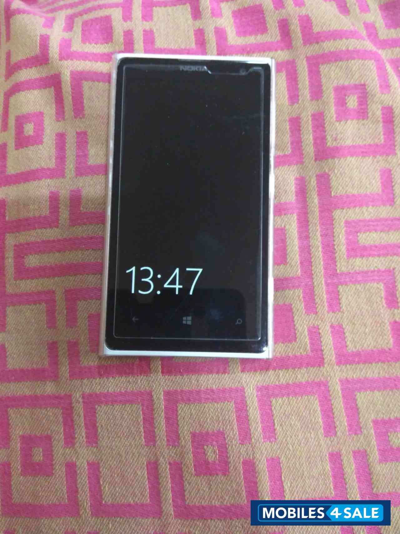 White Nokia Lumia 1020