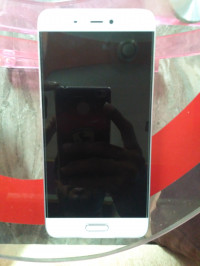 White Xiaomi Mi 5