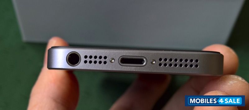 Space Grey Apple iPhone SE