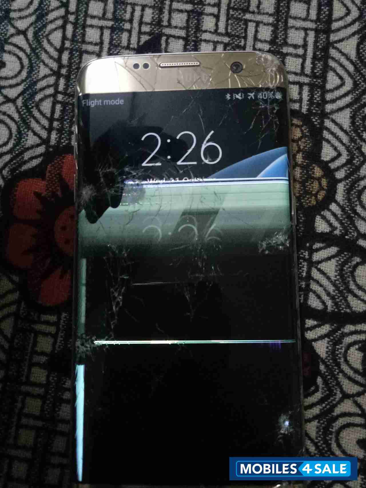 Gold Samsung Galaxy S7 Edge