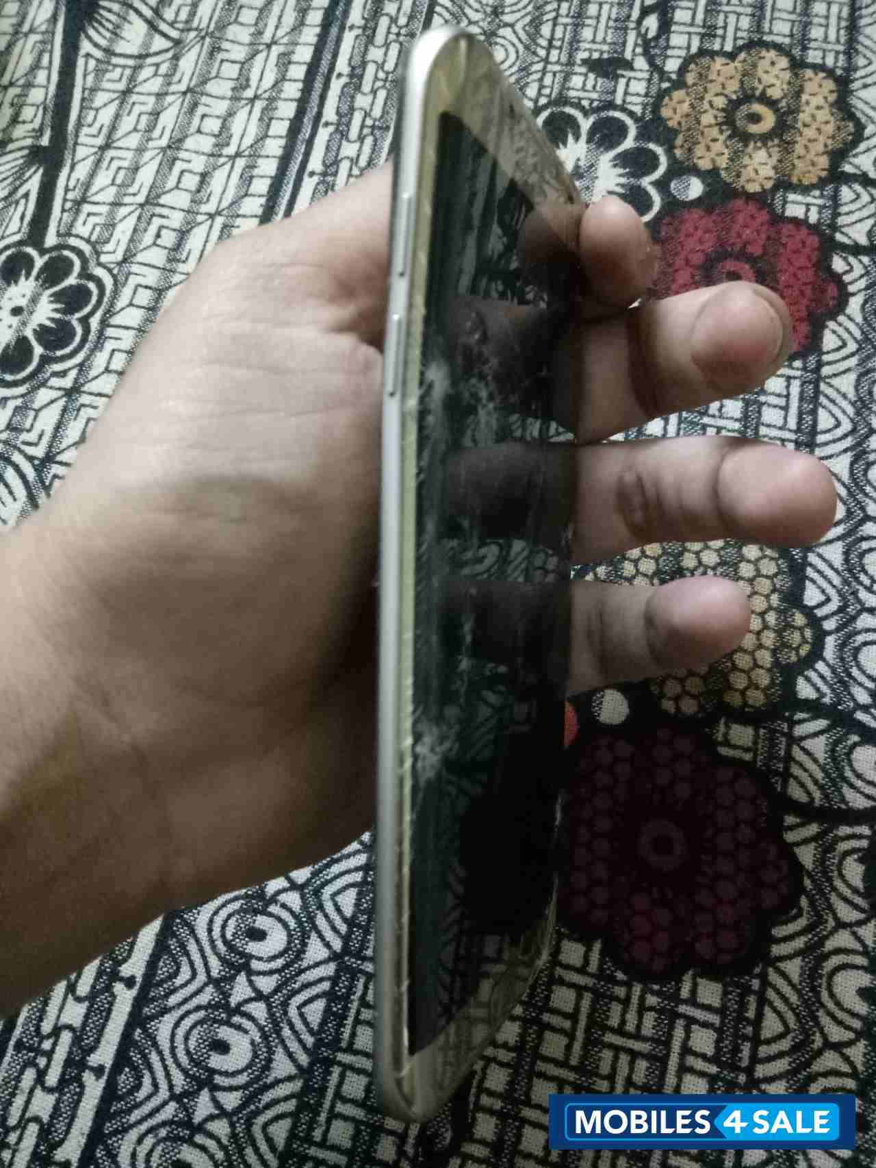 Gold Samsung Galaxy S7 Edge