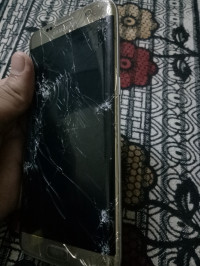 Gold Samsung Galaxy S7 Edge
