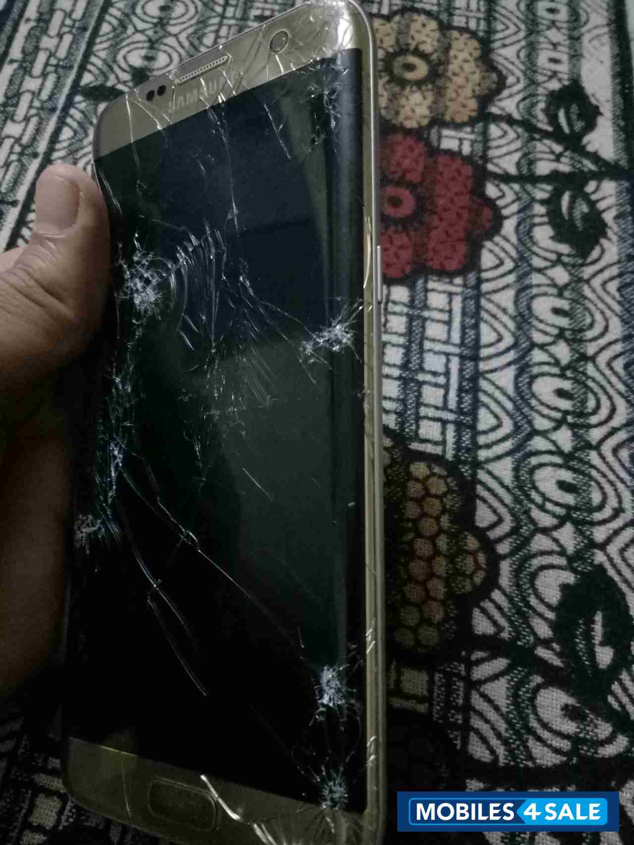 Gold Samsung Galaxy S7 Edge