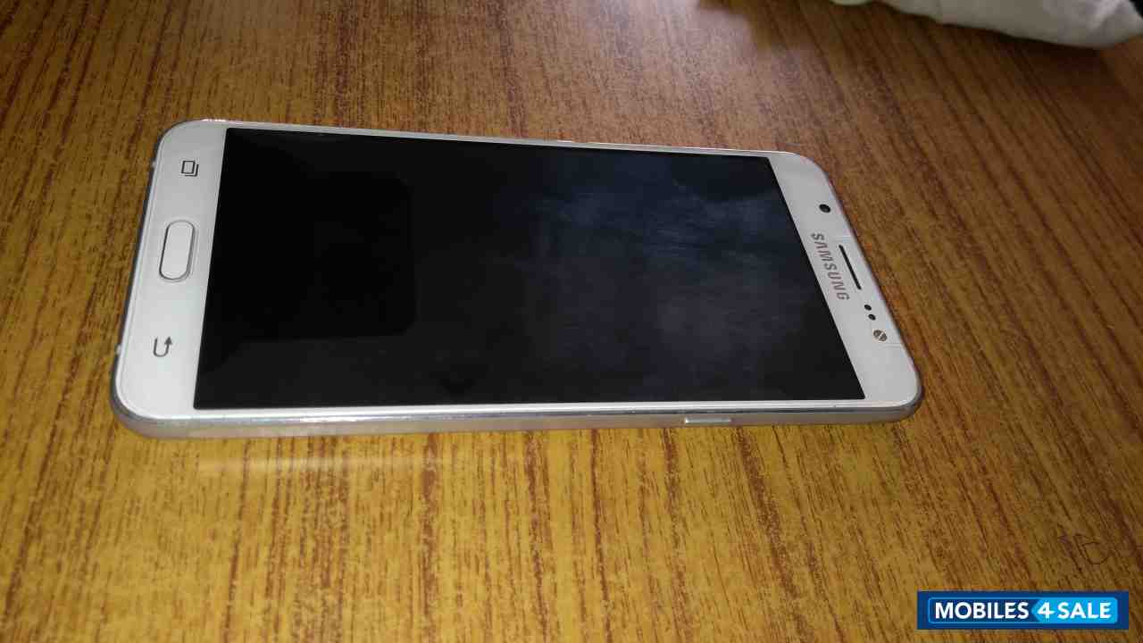 White Samsung Galaxy On8