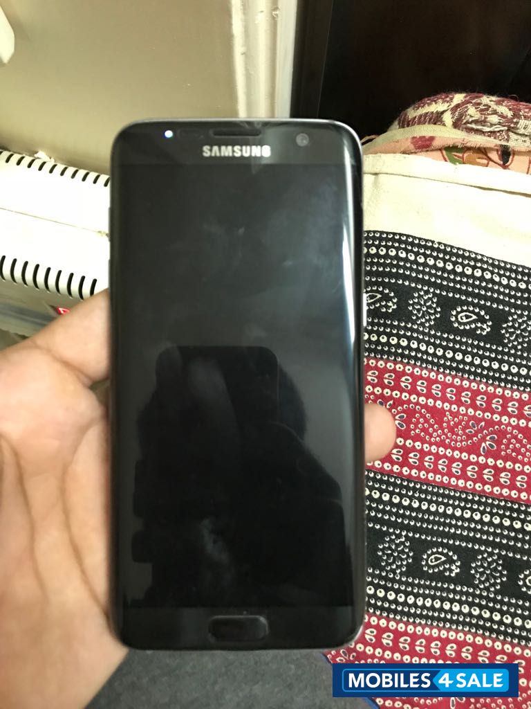 Black Samsung Galaxy S7 Edge
