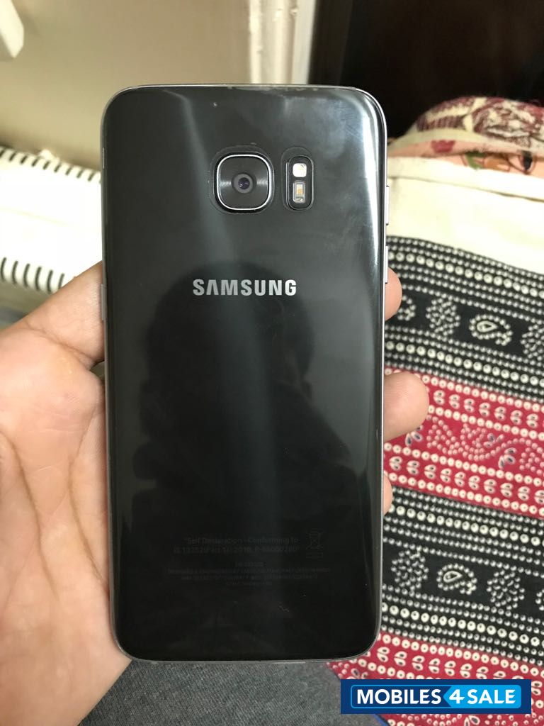 Black Samsung Galaxy S7 Edge