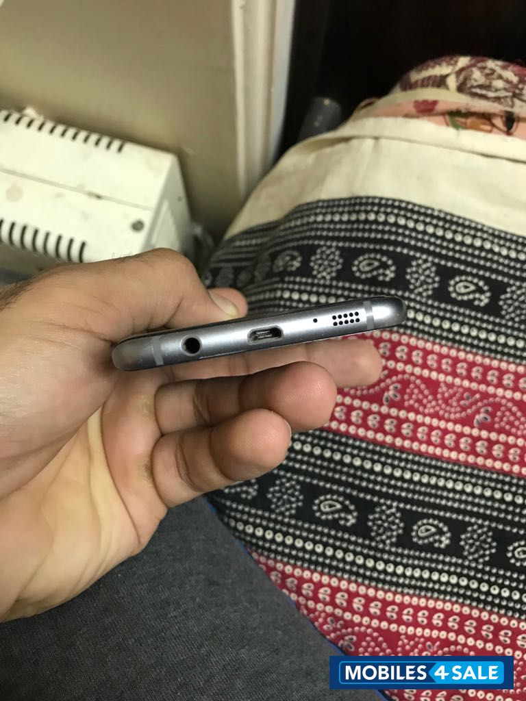 Black Samsung Galaxy S7 Edge