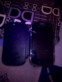 Black Samsung S-series GT-S7562