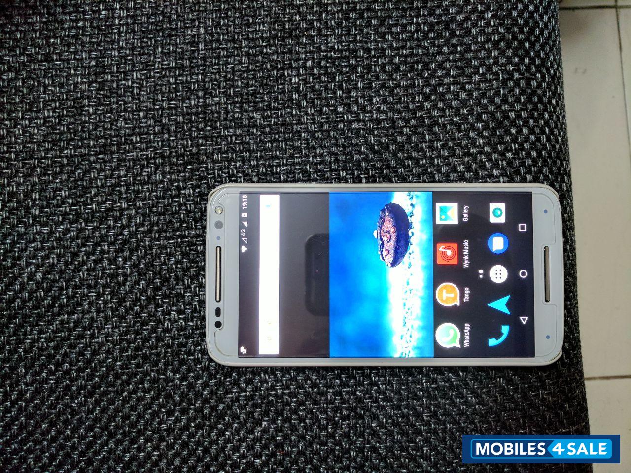 White Motorola MOTO X Style