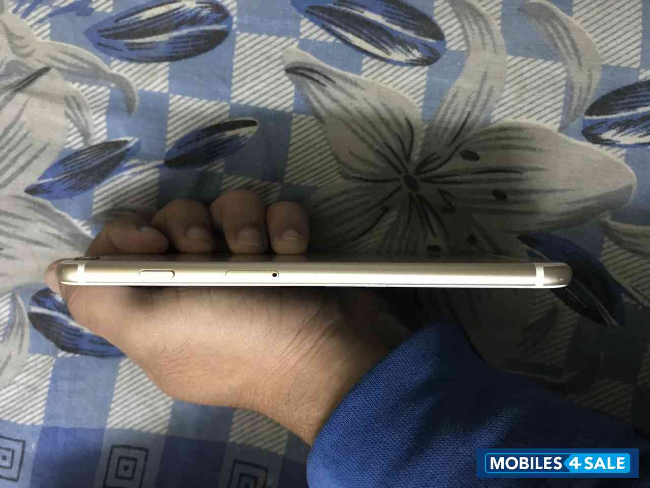 Gold Apple iPhone 6S Plus