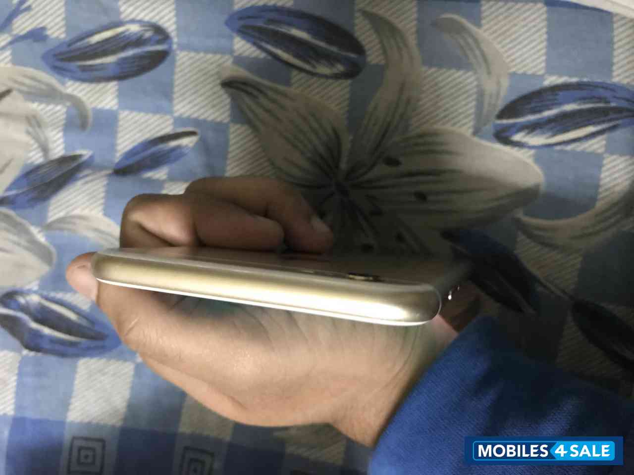 Gold Apple iPhone 6S Plus