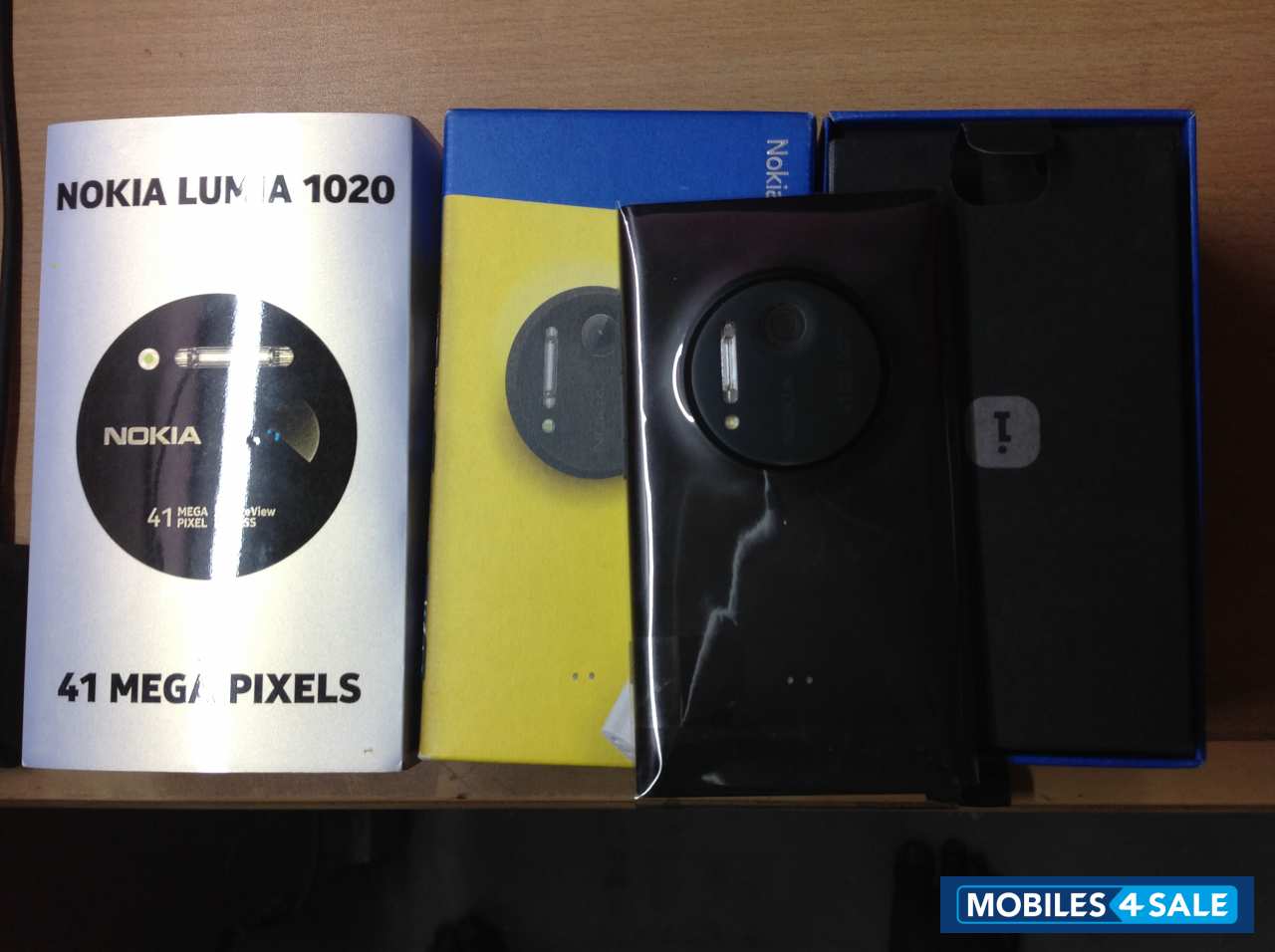 Black Nokia Lumia 1020