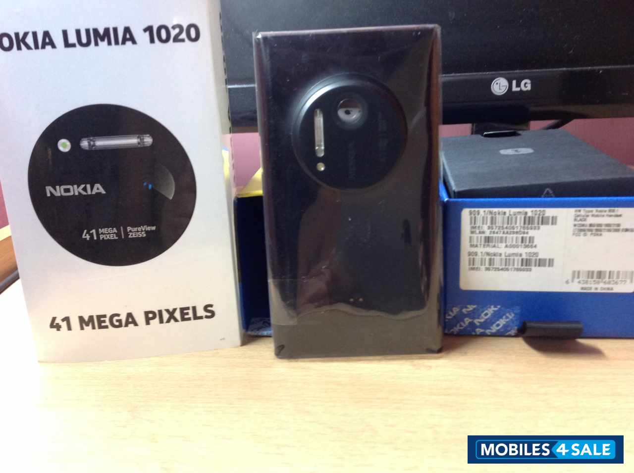 Black Nokia Lumia 1020