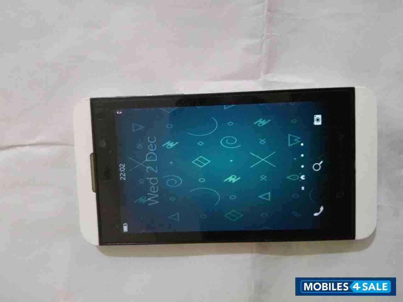 White BlackBerry Z10