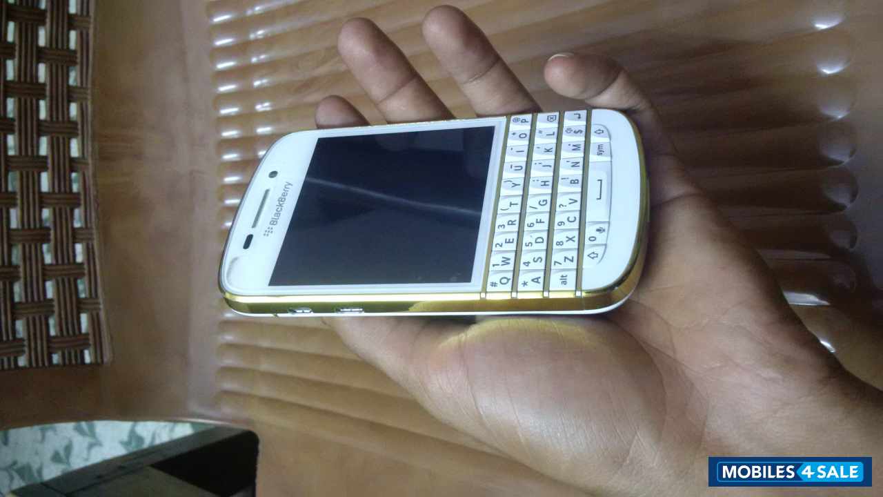 White And Gold BlackBerry Q10
