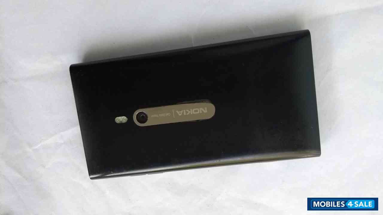 Black Nokia Lumia 800