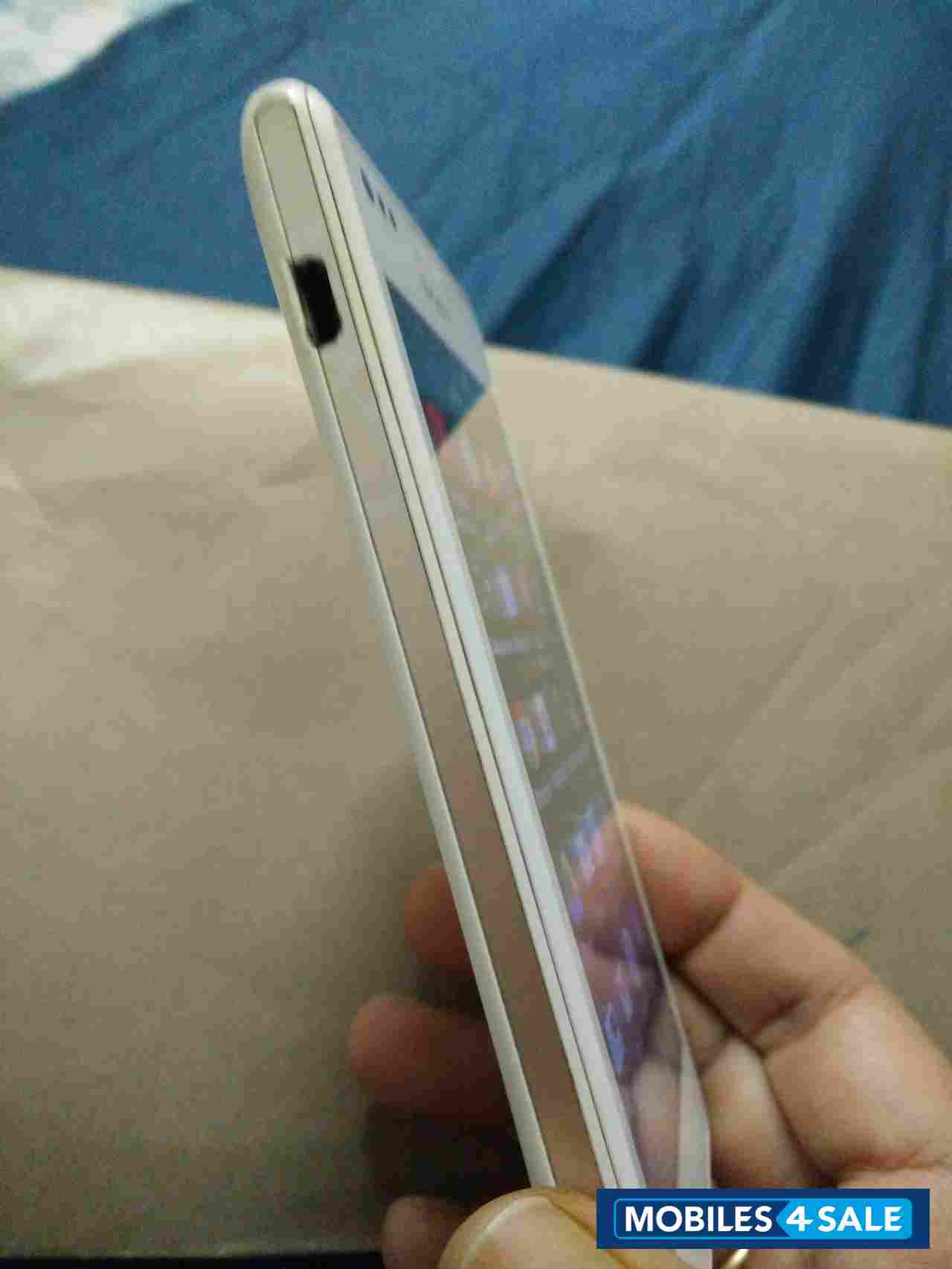 White Sony Xperia M